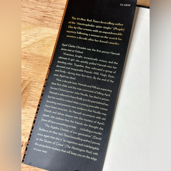 The It Girl: A Novel by Ruth Ware - Picture 2 of 3